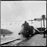 Bergslagernas Järnvägar, BJ B3-lok med tåg vid Ludvika station.