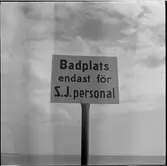 Skylt för badplats.