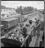 Emmaboda station. Påbyggnad på tendern lastas med ved.