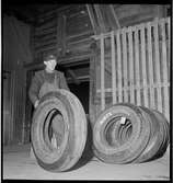 En arbetare tar hand om gummihjul.