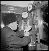 Lokförare på sin arbetsplats.