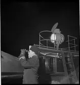 Löjtnant i flottan spanar i sin kikare.