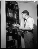 Personal vid elskåp.