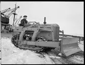 Cletrac bulldozer (schaktmaskin) vid hamnområde.
