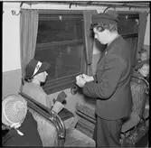 Biljettkontroll av konduktör.