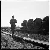 Militär vaktar vid järnvägen.