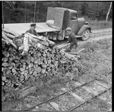 Vedlastning på Ölands Järnväg, ÖJ:s lastbil driven av gengas.