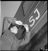 Montering av Statens Järnvägar, SJ:s emblem på en personvagn.