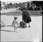 Kvinna med bagage och barn.