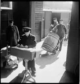 Personal arbetar med godshantering.