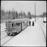 Motorvagnsförare Einar Granbom och stationsmästare Bengt Hellström vid en SJ motorvagn, Tågsjöberg. Statens Järnvägar.