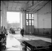 Golvet i Långsele lokstall spolas rent.