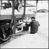 Sven Johansson rensar spårrensaren på snö.