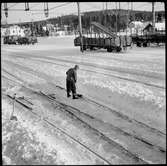 Ernst Sköld håller rent från snö.