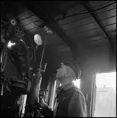 Lokeldare Sven Nyberg kollar ångtrycket.