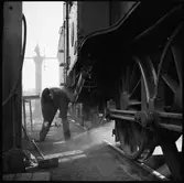 Karl Johnsson gör rent i asklådan på SJ E2 1120. Statens Järnvägar.