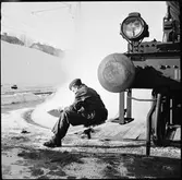 Statens Järnvägar, SJ E2 1120 levererar ånga för att tina upp is under vändskivan i Sollefteå.