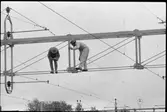 Målning av kontaktledningsbryggor i Långsele.