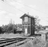 Järnvägsövergång och vattentorn vid Fredriksfors station.