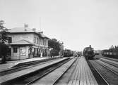 Stationen togs i bruk 1873
NKJ 6 eller trol. 8. [Nora-Karlskoga Järnväg.]
SJ Cc-lok.