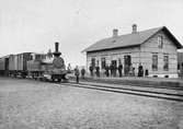 Markaryd Västra station, Skåne - Smålands Järnväg, SSJ lok 2 med tåg.