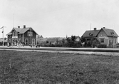 Näsum station.
På skylten: Rum för resande
SOEJ (Sölvesborg-Olofström-Elmhult Järnväg)