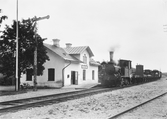By kyrkby station.
NsHJ lok 3, tidigare MLJ  lok 4 (Till Horndals Järnväg 1917 och från 1921 Littra NsHJ lok 2). Stationen hette tidigare Bredgrind.