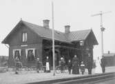 Tredje person från höger är Alfred Björk född 1864, stationsmästare 1895-1918