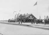 Hedesunda station utsmyckad i samband med banans invigning 29 juni 1901. Längst fram på perrongen, till höger, står den förste stationsinspektorn vid Hedesunda, Axel Bylander född 1866. Till vänster om honom syns hans familj. Till höger i bild är i riktning mot Sala.