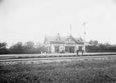 Hette före 3/9 1875 RUNSTA. Stationen anlades 1874. Stationshuset i trä ombyggt 1940 .Stationen öppnad 7/12 1875