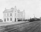 SWB 23 .  SWB, Stockholm - Västerås - Bergslagens Järnväg.
Stationen anlades 1876. 1943 genomgick stationshuset en grundlig modernisering. Samtidigt ombyggdes även bangården .EHRJ byggde ett lokstall med två platser .
EHRJ ,Enköping - Heby - Runhällens Järnväg
