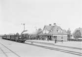 Stockholm - Västerås - Bergslagens Järnväg, SWB 33 med persontåg vid Dala Järna station.