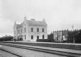 Stationen anlades 1876. 1943 genomgick stationshuset en grundlig modernisering. Samtidigt ombyggdes även bangården .EHRJ byggde ett lokstall med två platser .
EHRJ, Enköping - Heby - Runhällens Järnväg