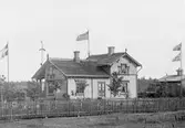 En- och enhalvvånings stationhus i trä