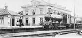 Stationsbyggnad i trä från 1875, brädfodrat 1884 och försett med trapphus mm 1904.