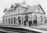 Stationshus i sten byggt 1898. Byggt före andra hus på linjen för att användas som byggnadskontor. Vagnvåg 1898. 1941 byggdes ett skyddsrum för 24 personer