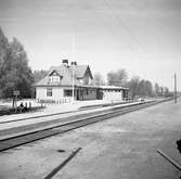 Trafikplats anlagd 1902. Stationshuset uppfört samma år ombyggdes 1946, då bl a tillkom en tillbyggnad för magasin.