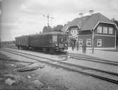 Statens Järnvägar, SJ X1/CF1 2 Provtur.
Stationen uppfördes 1906. 1945 restaurerades bostadslägenheten. Tvåvånings stationshus i trä. Godsmagasin. Renoverat 1945. Kvar som privatbostad 1990