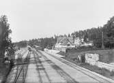 Första stationshuset togs i bruk 1876. Nytt stationshus byggdes 1900. Samma år byggdes bangården ut till sju spår .På smalspårstiden fanns inget egentligt stationhus, utan ett 1850 uppfört hamnkontor tjänstgjorde även som stationshus fram till breddningen 1875/76. Kombinerad station/poststation sedan 1865. Nytt stationshus uppfört av SWB 1875/76.