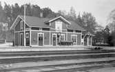 Stationen byggd 1879. En ursprunglig byggnad från 1876 revs och ersattes av den nuvarande. Stationshuset brädfodrat 1881 och tillbyggt 1898. Betjäningshus i tegel 1890, bostadshus för strationsföreståndaren byggt 1911.