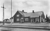 Lenhovda station.
Station anlagd 1922. Envånings stationshus i trä, byggt i vinkel. Tjänstelokal och lägenhet renoverades 1944, samtidigt tillbyggdes magasinet