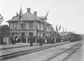 Tvåvånings station i trä 
Invigning HvMJ.
HvMJ ,Vetlanda - Målilla Järnväg
