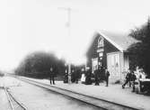 Station anlagd 1885. Stationshuset, envånings i trä, ombyggdes 1939 och 1944 utvidgades expeditionslokalerna