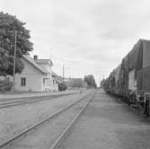 Landsbro station. Namnet var före 1/6 1895 LANNASKEDE. Station anlagd 1885. En- och enhalvvånings stationshus i trä