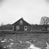 Hållplats anlagd 1885. Envånings stationshus i trä