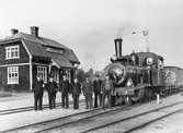 Lok 6
Station anlagd 1906. Envånings stationshus i trä, byggt i vinkel 
HvMJ ,Vetlanda - Målilla Järnväg