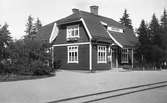 Hållplats anlagd 1906. Envånings stationshus i trä
