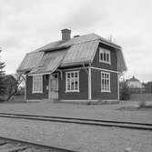 Station anlagd 1906, blev hållplats 1933. Envånings stationshus i trä, renoverat 1944