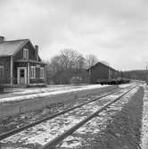 Hållplats anlagd 1906. Envånings stationshus i trä, renoverad 1945