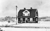 Trafikplats anlagd 1915. Tvåvånings stationshus i trä .Stationshuset kvar år 1995 som museum med bl a två uppställda EÖJ-vagnar. 
EÖJ,Eksjö - Österbymo Järnväg